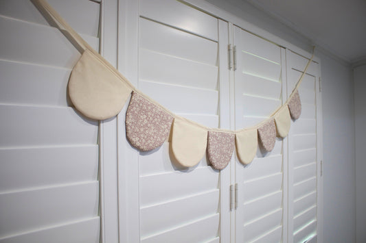 Scallop bunting pink and cream flowers